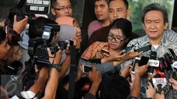 Kuasa hukum RJ Lino, Maqdir Ismail menjawab pertanyaan media usai memberikan surat pemberitahuan ketidakhadiran kliennya di KPK, Jakarta, Jumat (29/1). Mantan Dirut Pelindo II itu mangkir dari pemeriksaan karena sedang sakit. (Liputan6.com/Helmi Afandi)