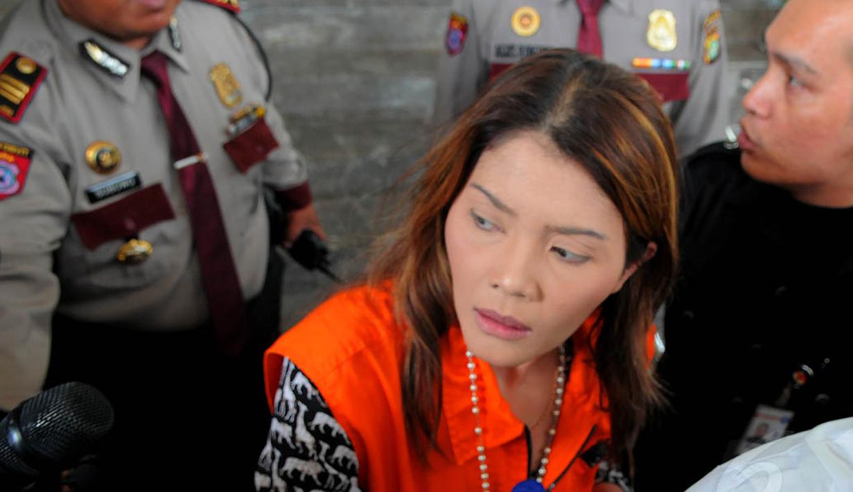 Rabu (13/8/14), Direktur Utama PT Parna Raya Group Artha Meris Simbolon kembali menjalani pemeriksaan di KPK, Jakarta. (Liputan6.com/Faisal R Syam)