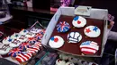 Sebuah toko Hummingbird Bakery menjajakan cupcakes edisi khusus menghormati pernikahan Pangeran Harry dan Meghan Markle di London, 11 Mei 2018. Pernikahan Harry dan Meghan akan digelar 19 Mei mendatang di Kapel St. George, Istana Windsor (AFP/Tolga AKMEN)