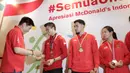Para atlet wushu saat pemberian apresiasi dari McDonald's dan Teh Botol Sosro di Sarinah, Jakarta, Rabu (5/9/2018). Peraih medali dari cabor bulutangkis dan wushu mendapat penghargaan berupa logam mulia. (Bola.com/M Iqbal Ichsan)