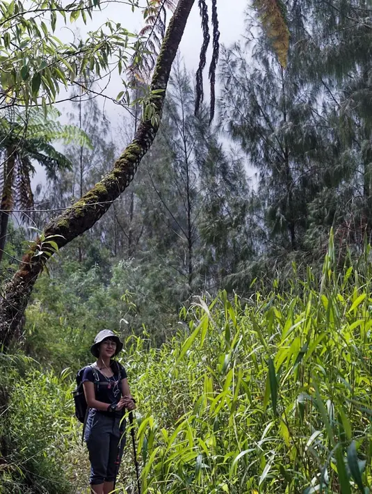 "Itu pertama kali aku merayakan 17 Agustus di gunung dan mengibarkan bendera merah putih di gunung. Apalagi itu di negara orang, aku mengibarkan bendera merah putih di momen emang 17 agustus di Indonesia," kata Adinda Thomas. (Instagram/adindathomas)