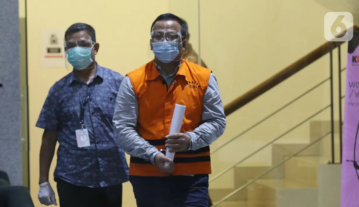 Menteri Kelautan dan Perikanan non aktif, Edhy Prabowo (kanan) usai menjalani pemeriksaan di Gedung KPK Jakarta, Kamis (3/12/2020). Sebelumnya, Edhy ditangkap dan ditahan KPK sebagai tersangka dugaan suap penetapan calon eksportir benih lobster pada Rabu (25/11). (Liputan6.com/Helmi Fithriansyah)
