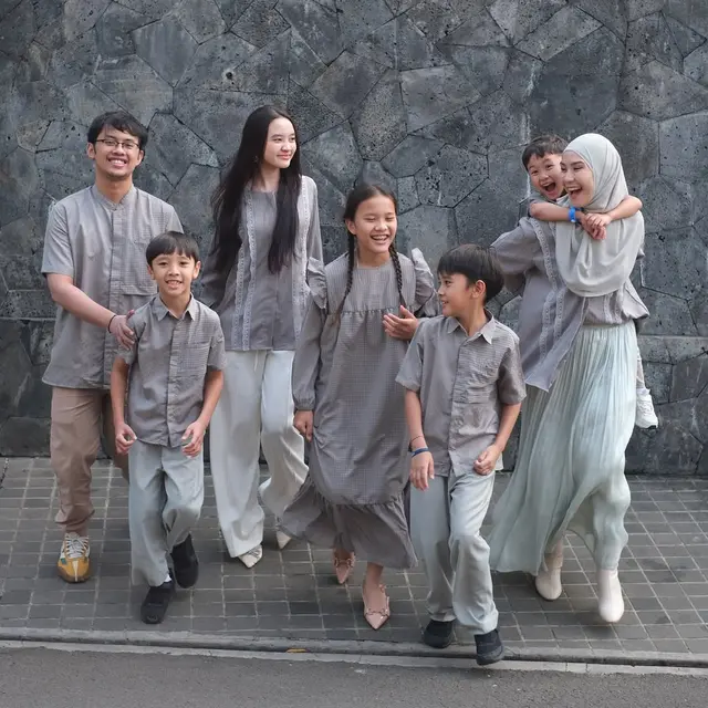 Pesona Awet Muda Zaskia Adya Mecca Kompak Pakai Sarimbit Bareng 5 Anaknya, Curi Atensi Pose di Depan Pagar Rumah Raditya Dika