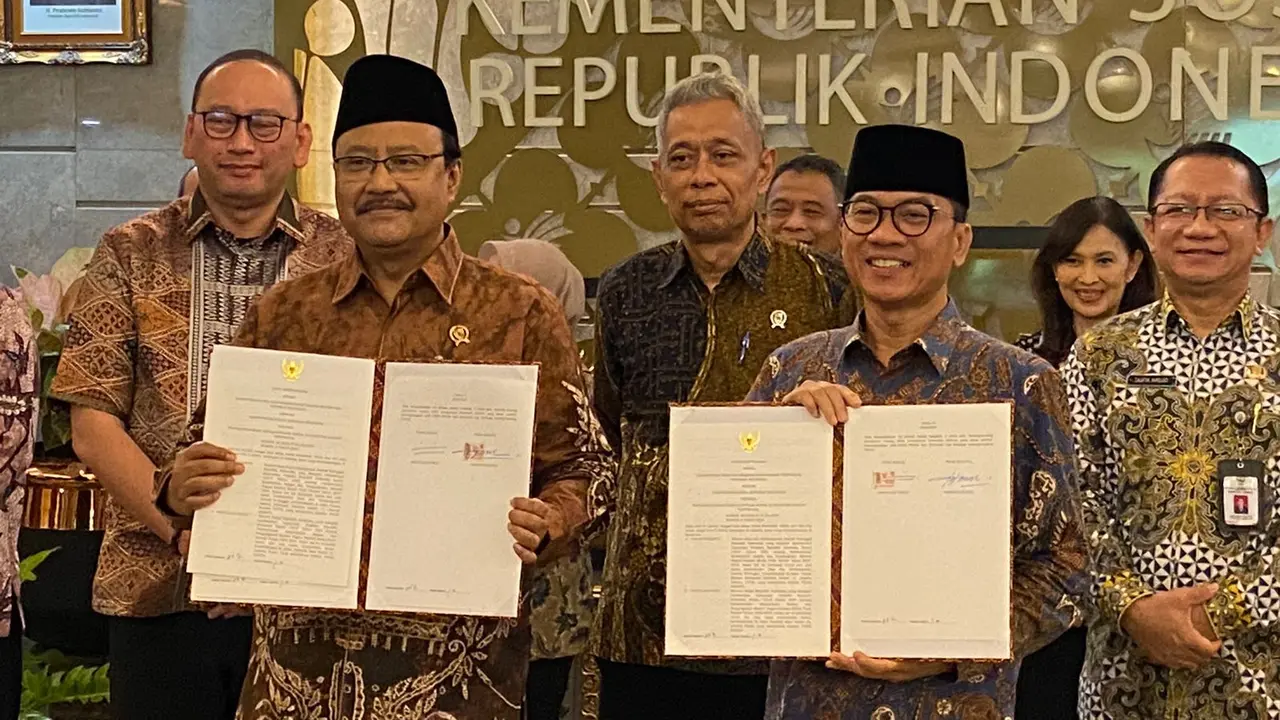 Menteri Sosial, Saifullah Yusuf, dan Menteri Desa, Yandri Susanto menandatangani Nota Kesepakatan kerja sama dalam upaya mempercepat kesejahteraan sosial di desa.