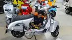 Mekanik menyelesaikan proses konversi motor listrik pada bengkel Elders Garage di basement Gedung Smesco, Jakarta, Selasa (20/12/20222). Konversi motor konvensional bermesin bensin ke listrik menjadi salah satu kebijakan yang dikeluarkan pemerintah. Untuk mempercepat tren elektrifikasi, pemerintah mendorong program konversi dengan memberikan subsidi Rp 6,5 juta.
(merdeka.com/Arie Basuki)