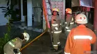 Tiga unit rumah kontrakan di Jalan Nangka, Ceger, Cipayung, Jakarta Timur, hangus terbakar pada Selasa (21/7/2026) dini hari. Kebakaran tersebut diduga dipicu oleh kebocoran tabung atau instalasi gas di salah satu rumah kontrakan. (Foto: Antara)