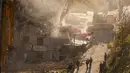 Otoritas Israel mengklaim bangunan tersebut didirikan tanpa izin bangunan yang sah. Tampak dalam foto, pasukan Israel berkumpul saat sebuah ekskavator merobohkan sebuah bangunan yang dibangun tanpa izin di lingkungan Wadi Qaddum, Yerusalem timur, pada Senin 22 Desember 2025. (Ahmad GHARABLI/AFP)