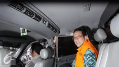Tersangka dugaaan suap penambahan kuota gula impor di Sumatera Barat, Ketua DPD (nonaktif) Irman Gusman usai diperiksa KPK, Jakarta, Selasa (4/10). Irman menjalani pemeriksaaan untuk pertama kalinya setelah ditahan oleh KPK. (Liputan6.com/Helmi Afandi)