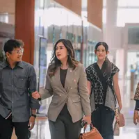 Tampil formal dengan blazer coklat, Nafa memancarkan aura lady boss sembari ditemani ‘bodyguard’ yang tidak lain adalah anak-anaknya sendiri. [@nafaurbach].