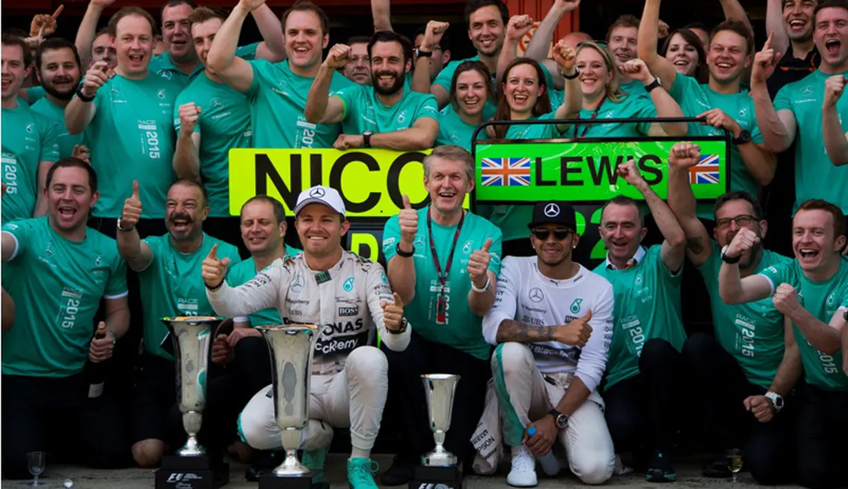 Kebahagiaan Tim Mercedes GP setelah dua pebalapnya finis 1-2 di Sirkuit Catalunya. (AP/Andres Kudacki)