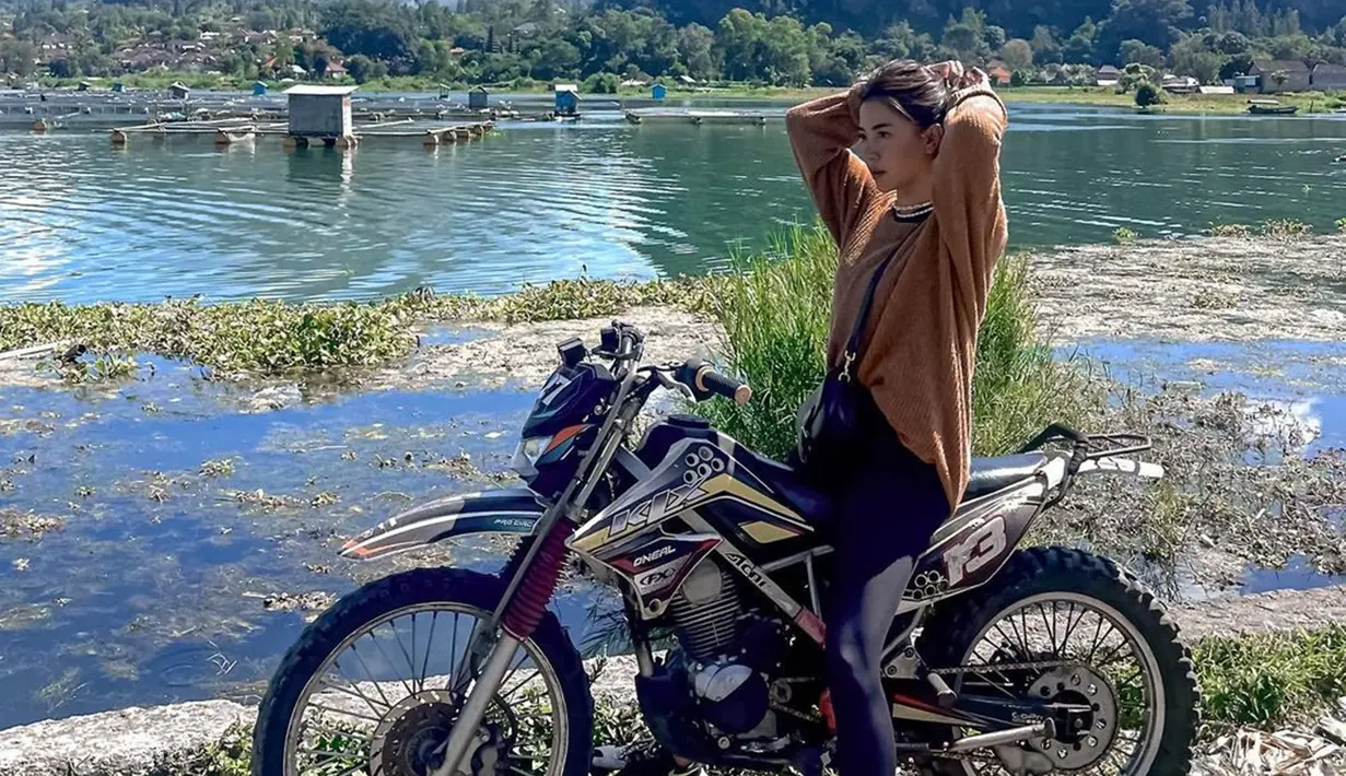 Tak hanya melakukan hiking, rupanya Baby Jovanca juga gemar touring dengan motor trailnya. Penammpilan kasual Baby Jovanca saat menaiki motor trail ini juga mencuri perhatian. (Liputan6.com/IG/@babyjvnc)