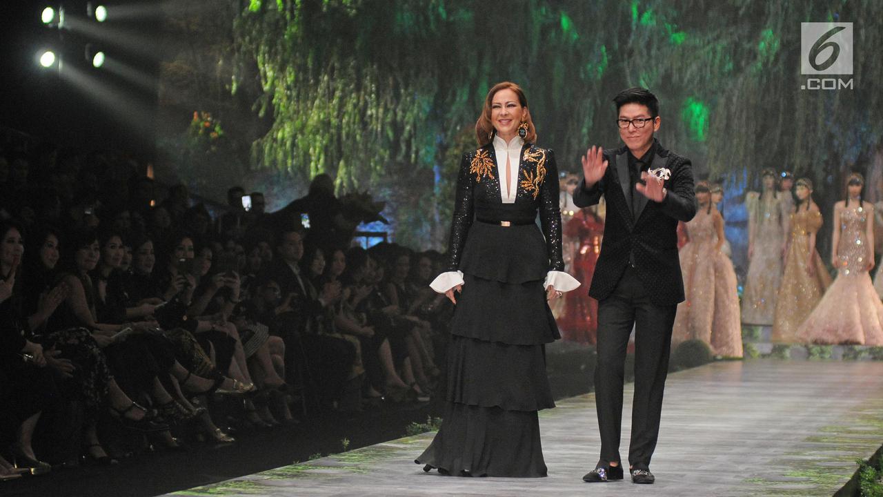 Peragaan Busana Bertajuk Blissful Blossom dari Sebastian Gunawan