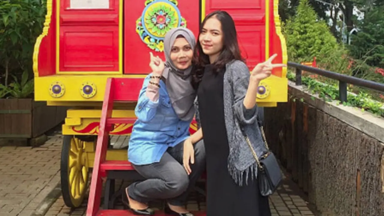 membalas senyum mama