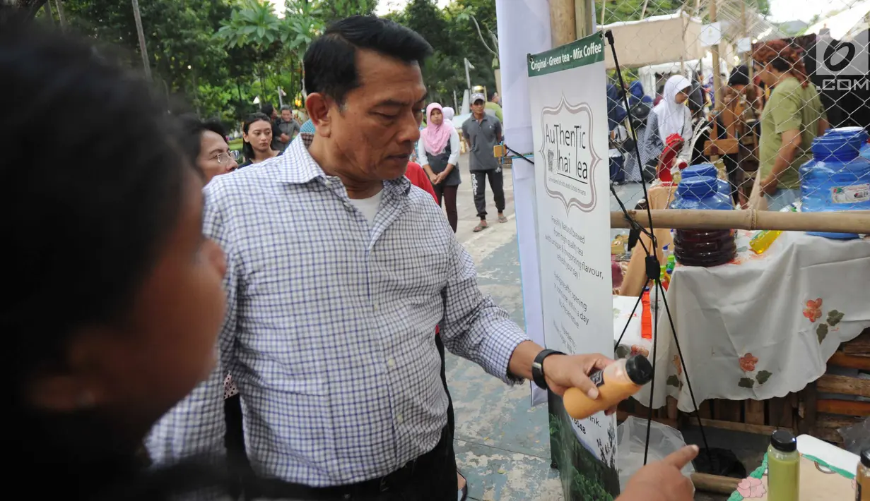 Ketua HKTI yang juga mantan Panglima TNI Moeldoko melihat produk lokal di Festival Panen Raya Nusantara (Parara) di Taman Menteng, Jakarta, Minggu (15/10). Festival tersebut bertujuan untuk mendukung ekonomi komunitas lokal (Liputan6.com/Ari)