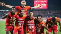Para pemain Bali United berselebrasi usai Willian pacheco mencetak gol ke gawang Persija Jakarta di Stadion Kapten I Wayan Dipta, Sabtu malam (23/7/2022). (Maheswara Putra/Bola.com)