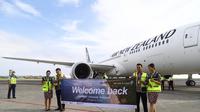 Penerbangan rute Auckland-Denpasar (PP) oleh maskapai Air New Zealand mulai beroperasi perdana pada 29 Maret 2023 setelah vakum selama tiga tahun karena pandemi COVID-19. (dok. Biro Komunikasi Kemenparekraf)