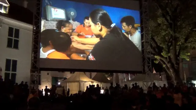 Ribuan orang memadati kawasan Kota Tua, Jakarta untuk menyaksikan pemutaran perdana film dokumenter yang ketujuh 