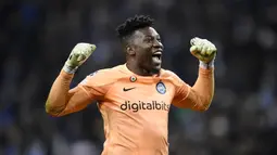 Kiper Inter Milan, Andre Onana, merayakan keberhasilan lolos ke perempat final setelah bermain imbang dengan FC Porto pada leg kedua babak 16 besar Liga Champions di Estadio Do Dragao, Rabu (15/03/2023). (AFP/Miguel Riopa)