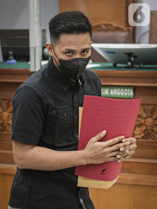 Richard Eliezer alias Bharada E bersiap menjalani sidang pledoi kasus pembunuhan berencana Brigadir Yosua Hutabarat di Pengadilan Negeri Jakarta Selatan, Jakarta, Rabu (25/1/2023). Di sidang itu, Richard Eliezer Pudihang Lumiu mengaku, telah diperalat, dibohongi, dan disia-siakan oleh mantan pimpinannya, Ferdy Sambo. (Liputan6.com/Faizal Fanani)