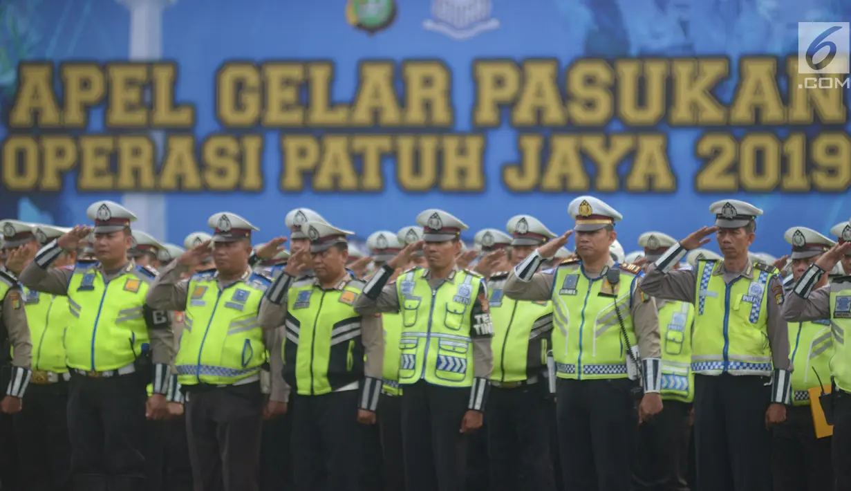 Sejumlah polisi lalu lintas mengikuti apel Operasi Patuh Jaya 2019 di Lapangan Promoter Polda Metro Jaya, Jakarta, Kamis (29/8/2019). Polda Metro Jaya menggelar operasi lalu lintas bersandi Operasi Patuh Jaya 2019 selama 14 hari dari 29 Agustus hingga 11 September 2019. (merdeka.com/Imam Buhori)