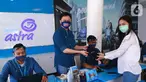 CEO Asuransi Astra, Rudy Chen memberikan bingisan kepada pelanggan pada peringatan Hari Pelanggan Nasional (Harpelnas) di Garda Center TB Simatupang, Jakarta, Jumat (4/9/2020). (Liputan6.com/HO/Eko)