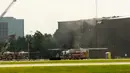 Tim penyelamat berusaha menolong korban saat pesawat bermesin ganda menabrak hanggar di Bandara Addison, Addison, Texas, AS,  Minggu (30/6/2019). Dewan Keselamatan Transportasi Nasional menyatakan telah mengirimkan sebuah tim ke Addison untuk menyelidiki jatuhnya pesawat tersebut. (WFAA-TV via AP)