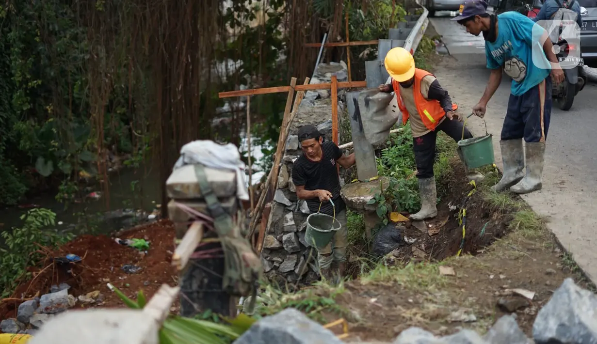Pekerja menyelesaikan pembangunan turap di dinding Kali Tanah Baru, Depok, Jawa Barat, Kamis (3/12/2020). Pembangunan turap dilakukan guna mencegah tanah longsor yang terjadi di sejumlah titik di sepanjang bantaran Kali Tanah Baru tersebut. (Liputan6.com/Immanuel Antonius)