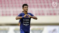 Pemain PSIS Semarang Pratama Arhan Alif Rifai merayakan gol ketiga yang dicetaknya ke gawang Persikabo 1973 melalui tendangan penalti dalam pertandingan babak penyisihan Piala Menpora 2021 di Stadion Manahan, Solo, Kamis (25/3/2021). PSIS Semarang menang dengan skor 3-1. (Bola.com/Arief Bagus)
