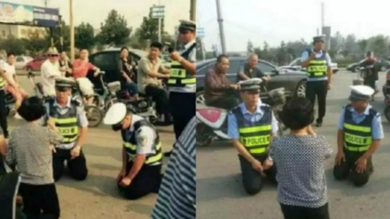 Haru, Dua Polisi Ini Rela Berlutut Saat Menilang Seorang Ibu