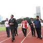 Presiden Joko Widodo (depan) meninjau sejumlah venue Asian Games 2018 di Kompleks Gelora Bung Karno, Jakarta, Senin (25/6). Peninjauan tersebut bertujuan untuk melihat persiapan tempat penyelenggaraan Asian Games 2018. (Liputan6.com/Angga Yuniar)