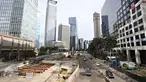 Kendaraan melintasi Jalan Sudirman yang lengang di Jakarta, Minggu (1/5). Berbeda dengan pelaksanaan sebelumnya, Hari Buruh 2016 tidak menyebabkan kemacetan di Jalan Sudirman. (Liputan6.com/Immanuel Antonius)