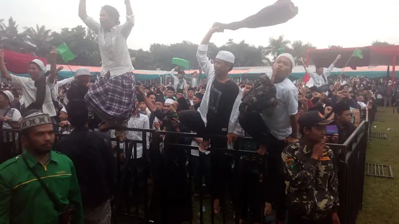 Ribuan santri nampak gembira mengikuti deklarasi Ngahijikeun Garut untuk pemenangan Capres Jokowi di Garut