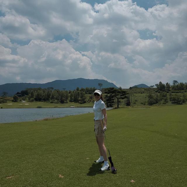 6 Gaya Uhm Ji Won Si Pemeran Antagonis Little Women di Lapangan Golf, Enerjik bak Remaja