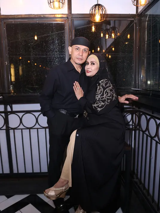 Dengan berat hati, Baby mempersiapkan koper isinya kemeja, celana, jas, dan keperluan lain untuk pernikahan Hengky dan Muni. (Andy Masela/Bintang.com)