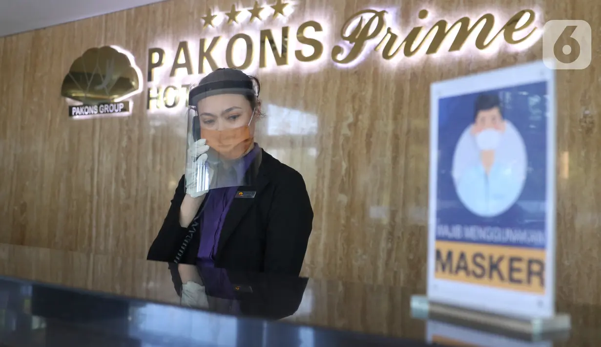 Resepsionis menerima telepon di Hotel Pakons Prime yang akan ditempati sementara oleh tenaga medis  di Tangerang, Kamis (7/5/2020). Pemerintah Kota (Pemkot) Tangerang menyiapkan hotel tersebut untuk memfasiltasi tenaga medis penanganan Covid-19 di wilayah Tangerang. (Liputan6.com/Angga Yuniar)