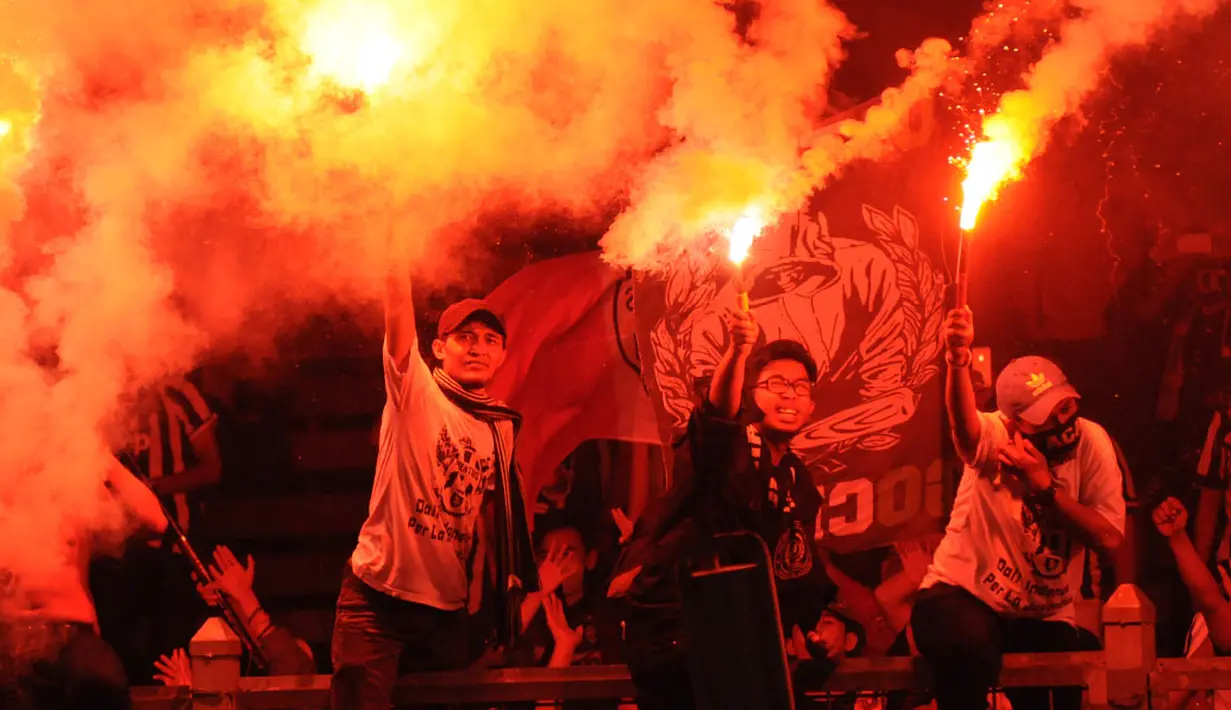 Suporter I Bianconeri terus menyalakan kembang api saat merayakan kemenangan Juventus atas ISL All Stars 8-1 di Stadion GBK, Jakarta, (6/8/2014). (Liputan6.com/Helmi Fithriansyah)