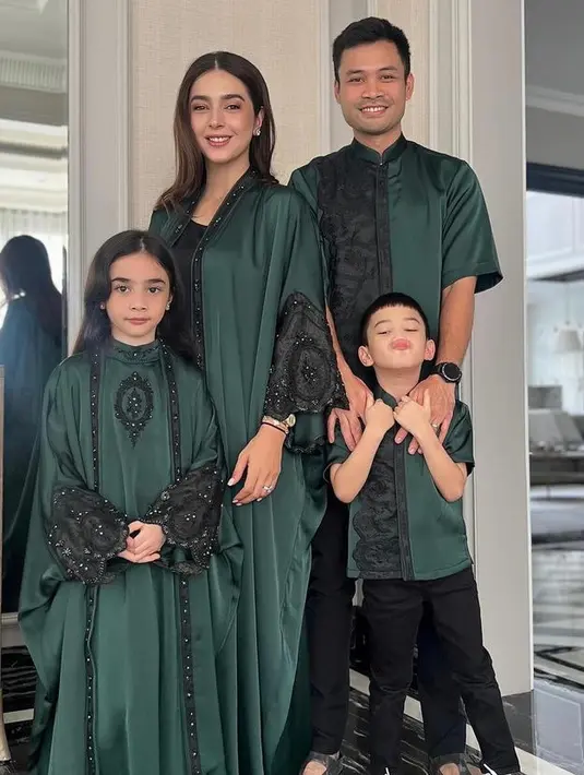 Nabila Syakieb juga kompak bersama suami dan kedua anaknya mengenakan baju muslim hijau emerald. Nabila mengenakan outer hijau dengan aksen lace hitam. [@nsyakieb85]