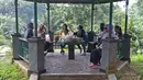 Sejumlah pengunjung bersantai di Kebun Raya Bogor, Jawa Barat, Selasa (7/7/2020). Kebun Raya Bogor menerapkan pemesanan tiket secara daring serta kapasitas pengunjung dibatasi hanya 50 persen. (Liputan6.com/Herman Zakharia)