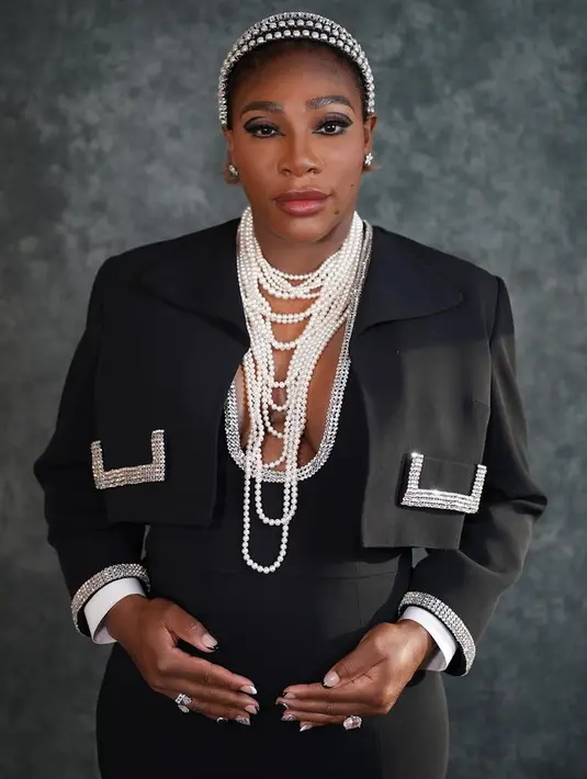 Serena tampil dengan dress hitam berleher rendah dari Gucci. Ia melingkarkan kalung mutiara berlapis dan bando senada. [Foto: @serenawilliams]