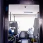 Petugas laboratorium melakukan pengujian sampel dari orang yang akan diuji untuk virus corona COVID-19 di sebuah laboratorium di Shenyang, provinsi Liaoning timur laut China, Rabu (12/2/2020). Pemimpin WHO di Jenewa mengganti nama virus corona Wuhan menjadi Covid-19. (STR/AFP)