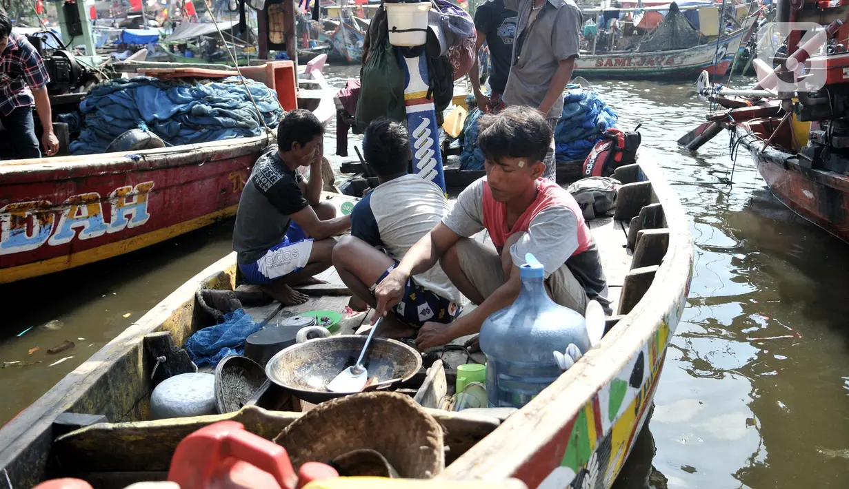 Nelayan memasak di atas perahu usai pergi melaut, Kampung Baru, Cilincing, Jakarta, Selasa (22/10/2019). Kampung Baru atau biasa dikenal Kampung Nelayan merupakan salah satu wilayah di Jakarta Utara yang letaknya berdampingan dengan laut. (merdeka.com/Iqbal Nugroho)