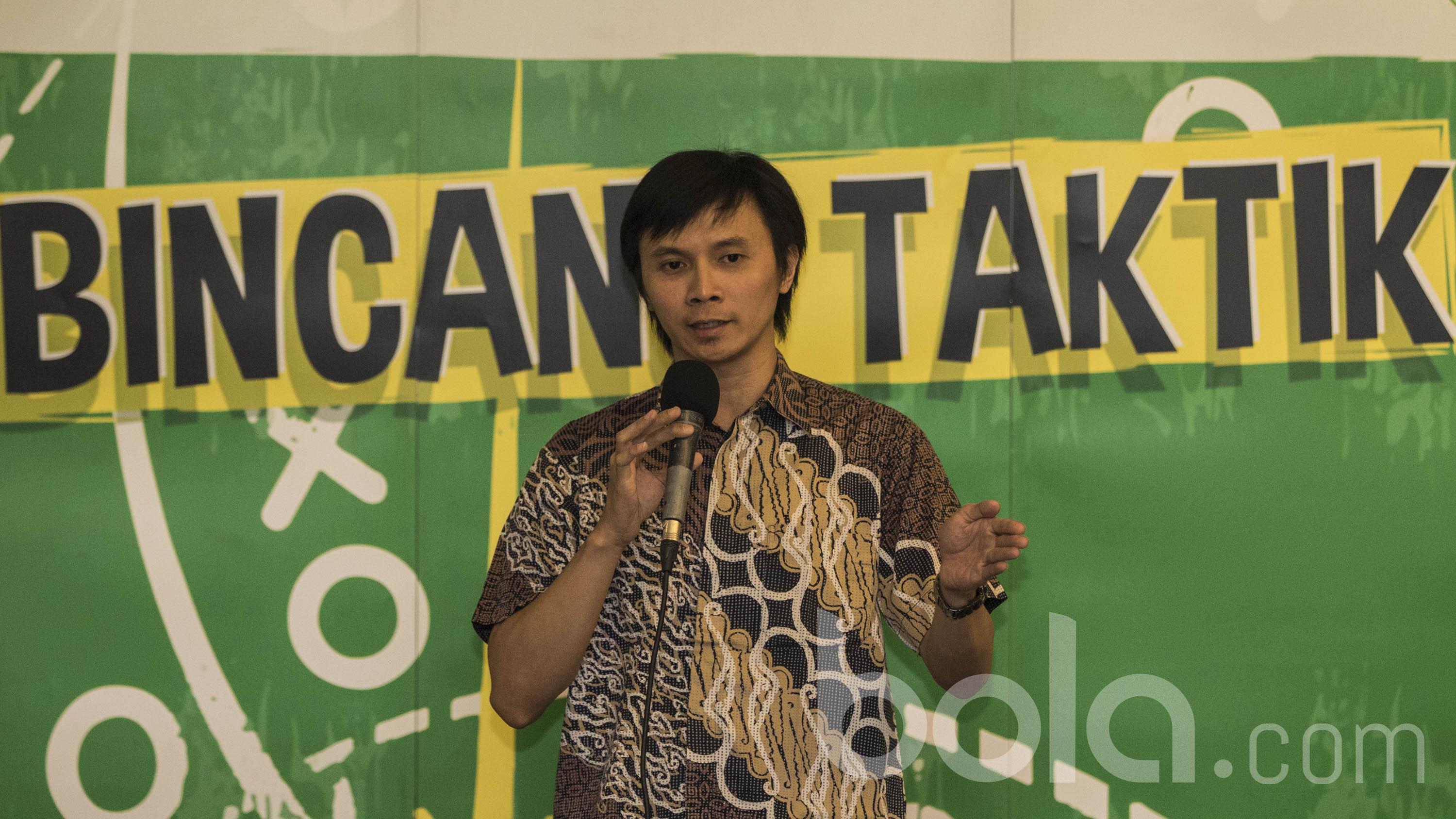 Peneliti Taktik KickOff! Indonesia, Ryan Tank, menjadi pembicara pada acara Diskusi Bincang Taktik membedah penampilan semifinalis Liga Champions di Kantor Bola.com, Jakarta, Selasa (5/2/2017). (Bola.com/Vitalis Yogi Trisna)