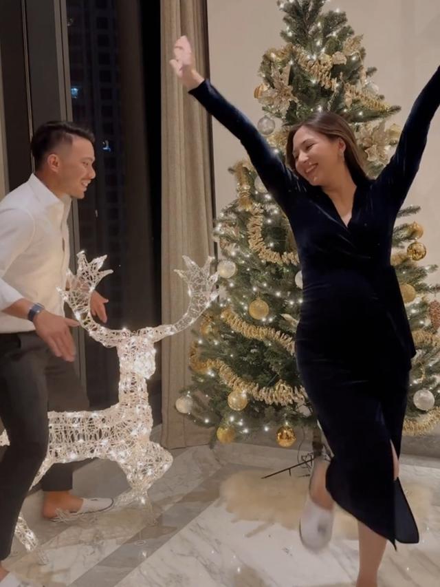 6 Potret Keseruan Jessica Mila Hias Pohon Natal Bareng Kakak Ipar dan Mertua