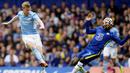 Bermain di Stamford Bridge, Manchester City tampil menekan sejak peluit awal babak pertama. Serangan bertubi-tubi City membuat barisan pertahanan The Blues harus kerja keras. (AP/Alastair Grant)