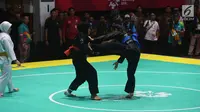 Pesilat Indonesia Pipiet Kamelia bertarung melawan Thi Cam Nhi Nguyen dari Vietnam pada final nomor 60-65 kg putri pencak silat Asian Games 2018 di Padepokan Pencak Silat TMII, Jakarta, Rabu (29/8). Pipiet menang 5-0. (Merdeka.com/Imam Buhori)