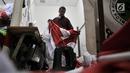 Penjahit merapikan bendera Merah Putih di Pasar Senen, Jakarta, Kamis (2/8). Penjahit bendera Merah Putih di Pasar Senen mulai kebanjiran pesanan jelang HUT ke-73 RI. (Merdeka.com/Iqbal Nugroho)