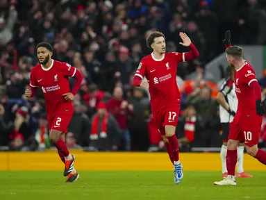 Gelandang Liverpool Curtis Jones (tengah) berselebrasi setelah mencetak gol pembuka timnya ke gawang Fulham pada leg pertama babak semifinal Piala Liga Inggris atau  Carabao Cup 2023/2024 di Stadion Anfield, Kamis (11/1/2024) dini hari WIB. (AP Photo/Jon Super)