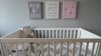 Memisahkan kamar tidur untuk bayi sah-sah saja. Namun, Anda sudah harus menyiapkan kamar bayi sebelum kedatangan si kecil.