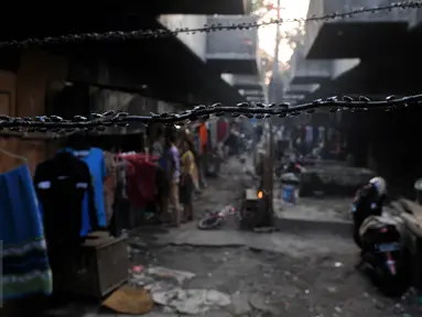 Suasana aktivitas warga yang tinggal di kolong jembatan Penjagalan, Penjaringan, Jakarta, Kamis (13/8/2015). Mahalnya biaya hidup dan sewa layak di Jakarta membuat mereka terpaksa tinggal di kolong jembatan. (Liputan6.com/Johan Tallo)
