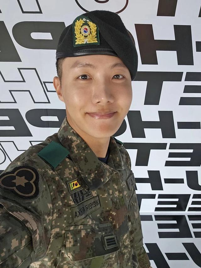 J-Hope memenangkan  kompetisi 'Strong Warrior, Army! Kontes Presentasi'. (Instagram.com/uarmyhope)